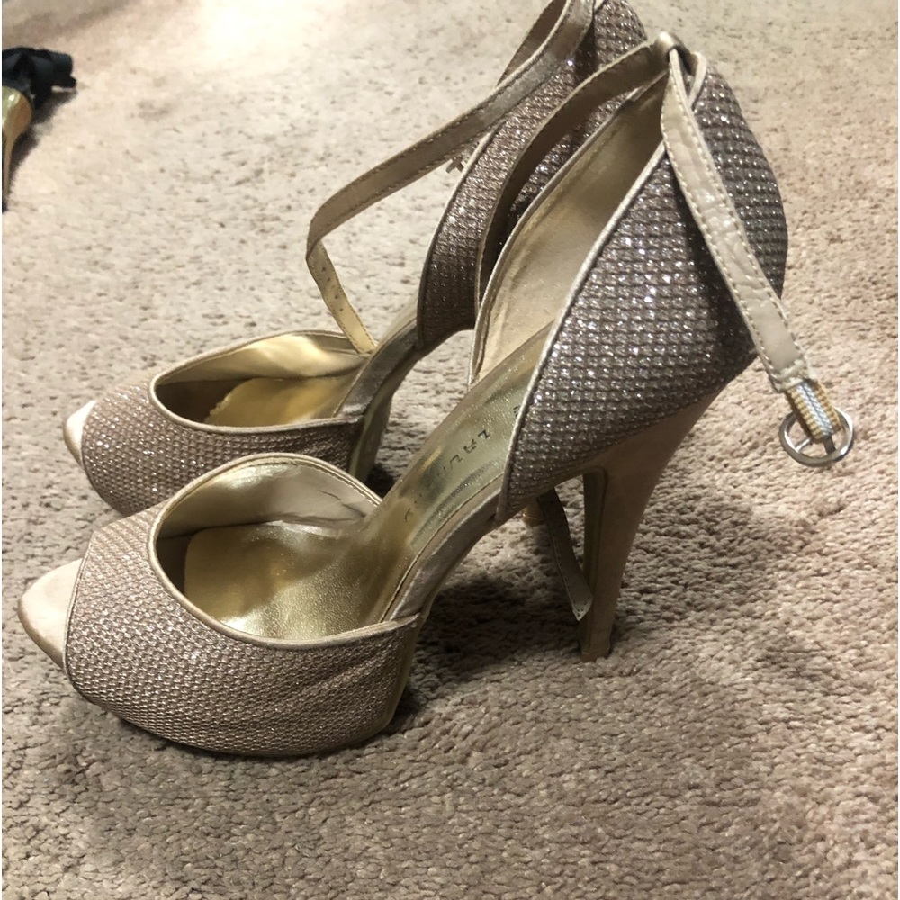 Womens 8.5 gold ankle strap  gold glitter heel